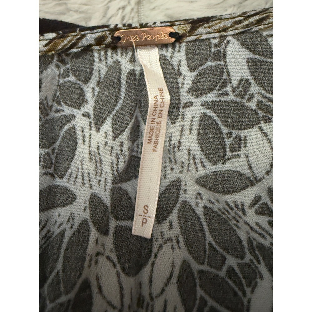 Free People Black White Floral Bird Print Boho Button V-Neck Blouse Small - Picture 8 of 8